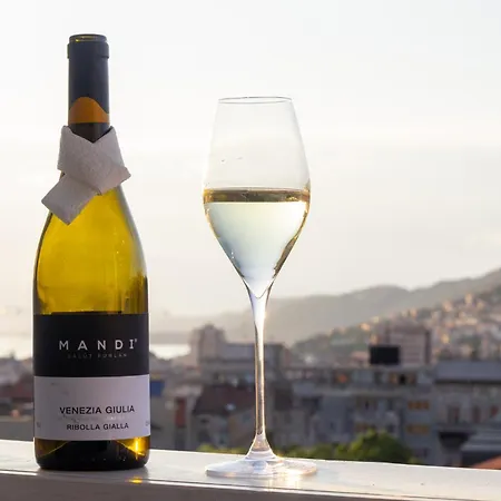 Skybar - Bay View, Private Balcony, Free Garage *