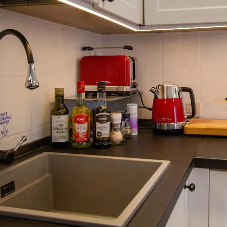 Skybar - Bay View, Private Balcony, Free Garage Apartman